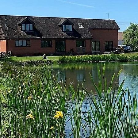 Bransford Farm Fishery & B & B 外观 照片